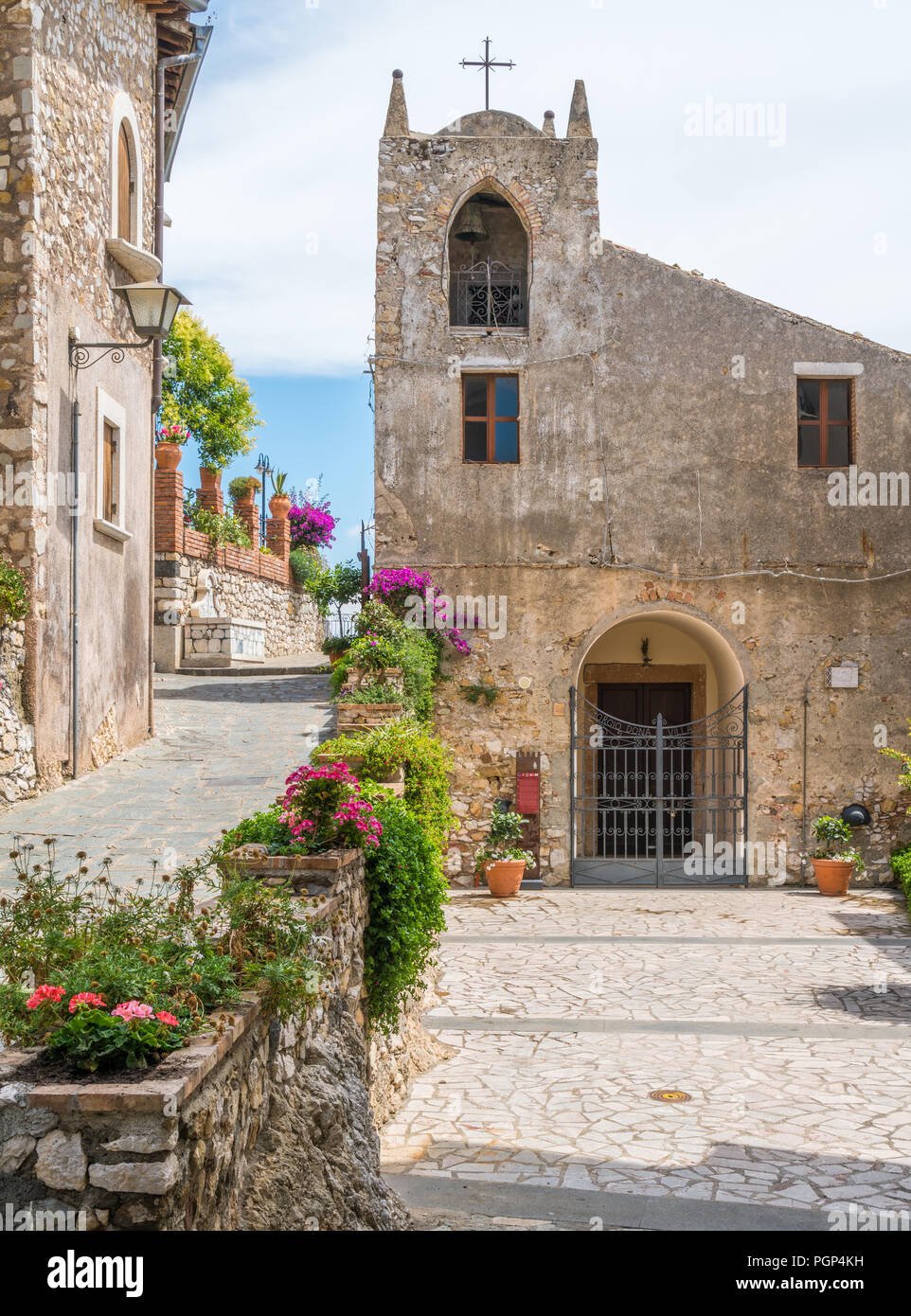 Vue panoramique à Castelmola, un ancien village médiéval situé au dessus de Taormina, sur le sommet de la montagne Mola. Sicile, Italie. Banque D'Images