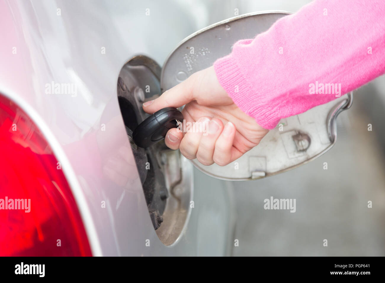 Libre d'une part l'ouverture du réservoir de carburant d'une automobile avec une clé. Banque D'Images