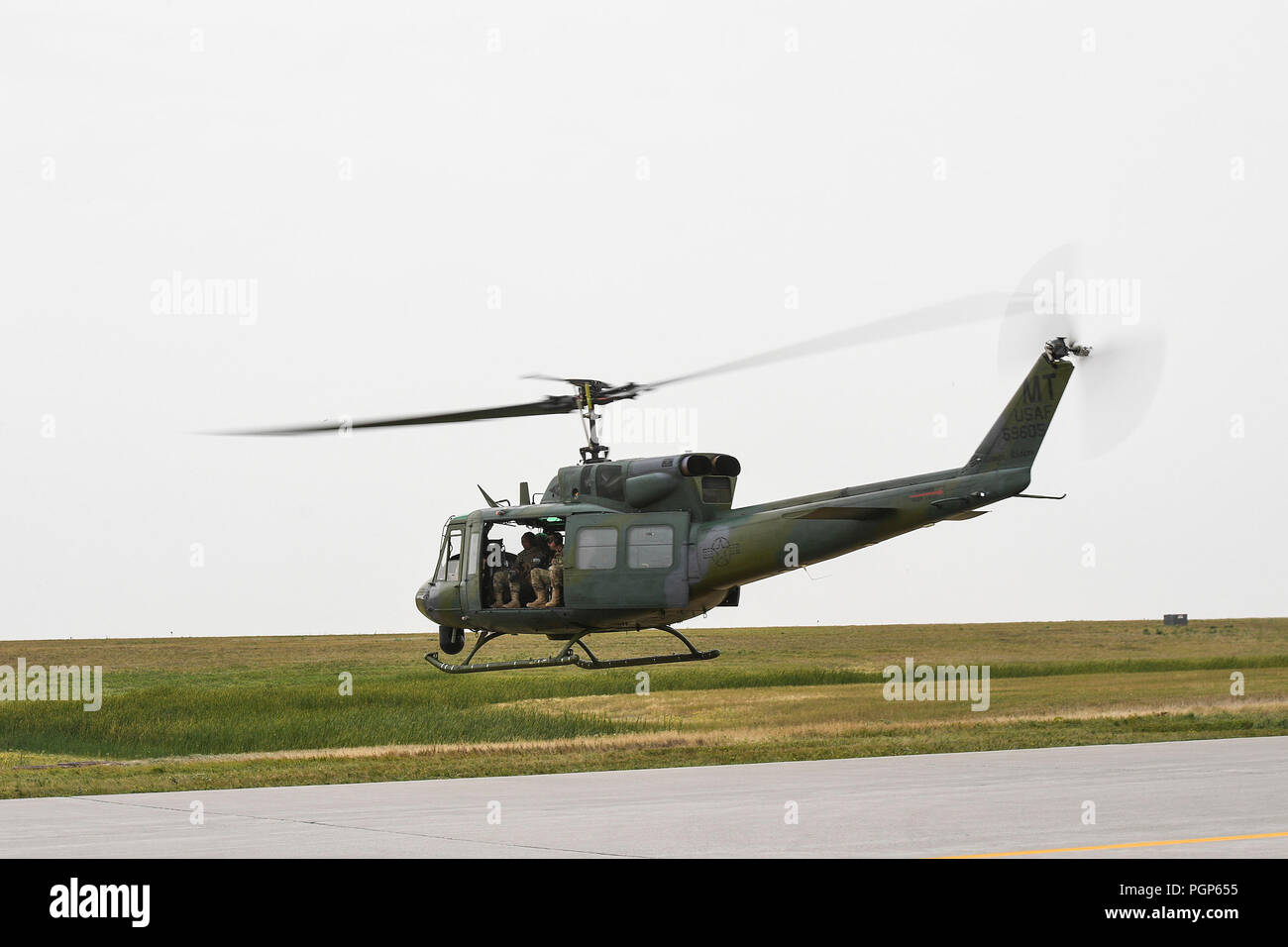 Des membres du 5e Escadron des Forces de sécurité de l'article chien de travail militaire voler avec le 54e Escadron d'hélicoptères à la base aérienne de Minot, Dakota du Nord, le 23 août, 2018. Familiarisation en vol formation assure que MWDs n'ont pas peur de l'avion et peut effectivement faire leur travail après l'atterrissage. (U.S. Photo de l'Armée de l'air par la Haute Airman Jonathan McElderry) Banque D'Images