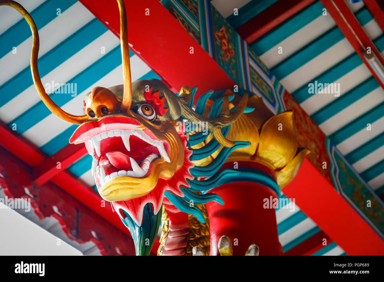 Dragon chinois traditionnel : tête de dragon à un temple chinois dans Charoen Krung 50 Alley, Khwaeng Bang Rak, Khet Bang Rak, Krung Thep Maha Nakhon, Bangkok, Thaïlande Banque D'Images