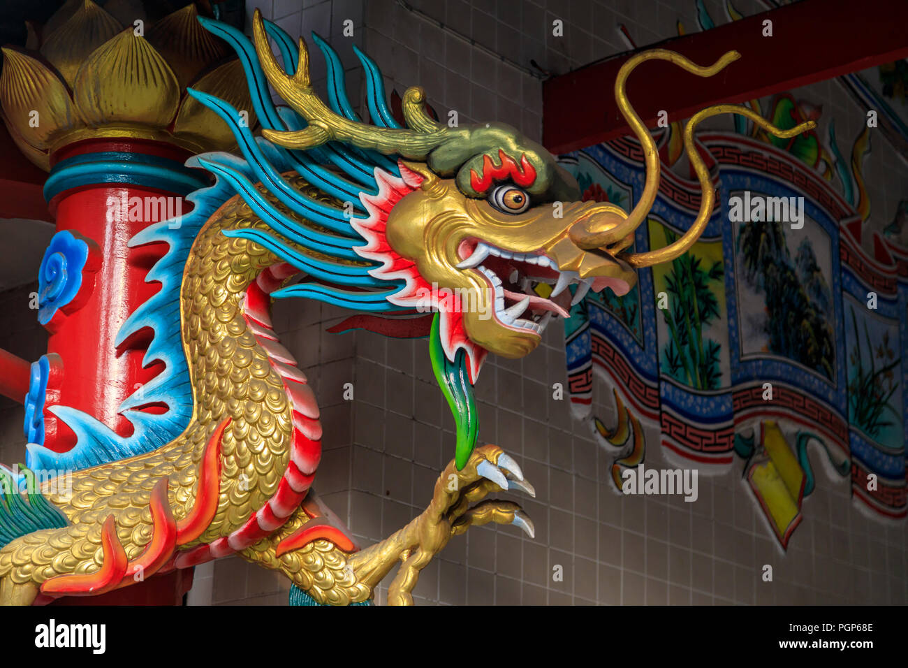 Dragon chinois traditionnel : tête de dragon à un temple chinois dans Charoen Krung 50 Alley, Khwaeng Bang Rak, Khet Bang Rak, Krung Thep Maha Nakhon, Bangkok, Thaïlande Banque D'Images