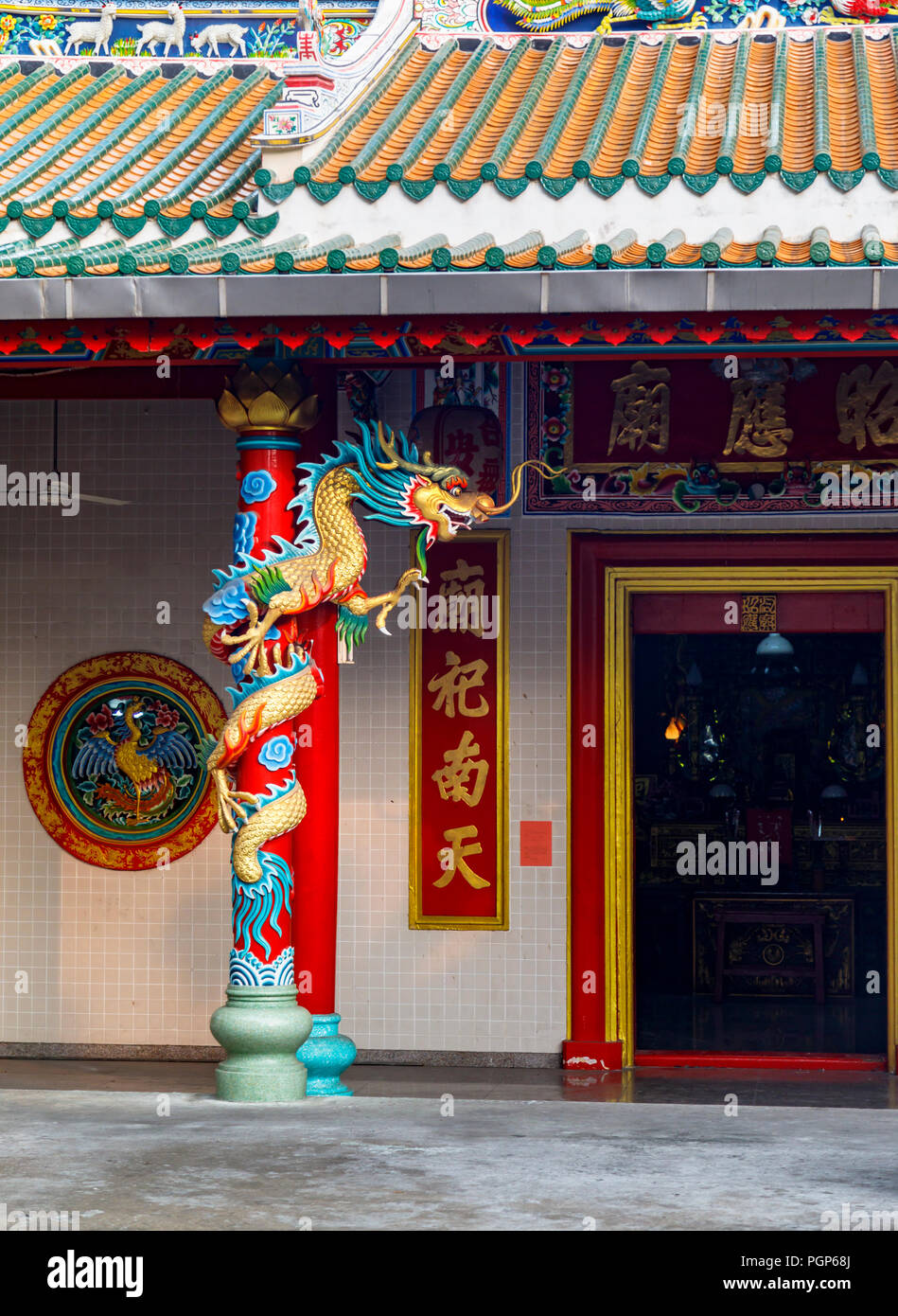 Dragon chinois pilier dans un temple chinois dans Charoen Krung 50 Alley, Khwaeng Bang Rak, Khet Bang Rak, Krung Thep Maha Nakhon, 10500 Bangkok, Thaïlande Banque D'Images