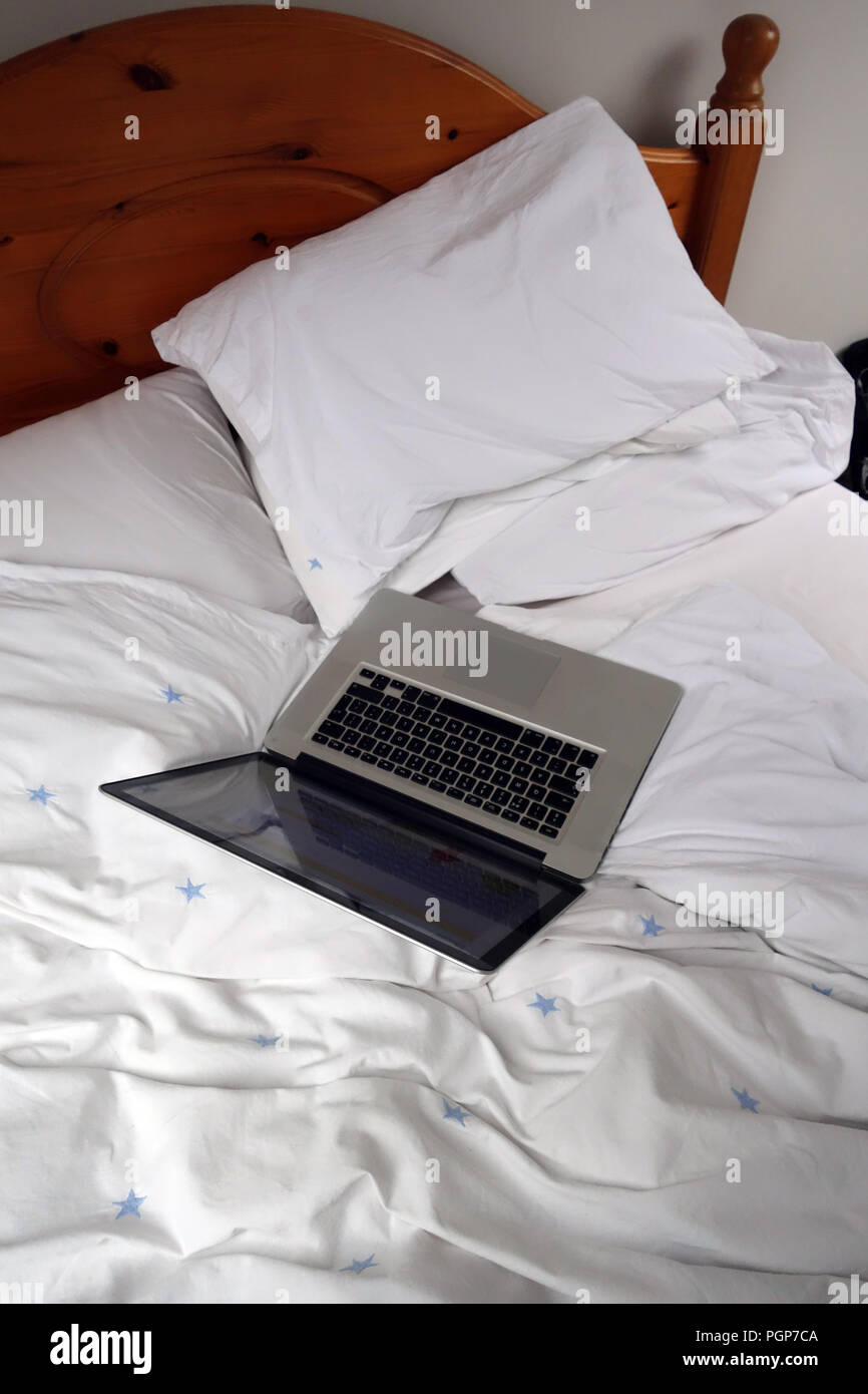 Couché dans le lit avec des draps de lit et coffre à gauche sur le dessus. Parution de la propriété Banque D'Images