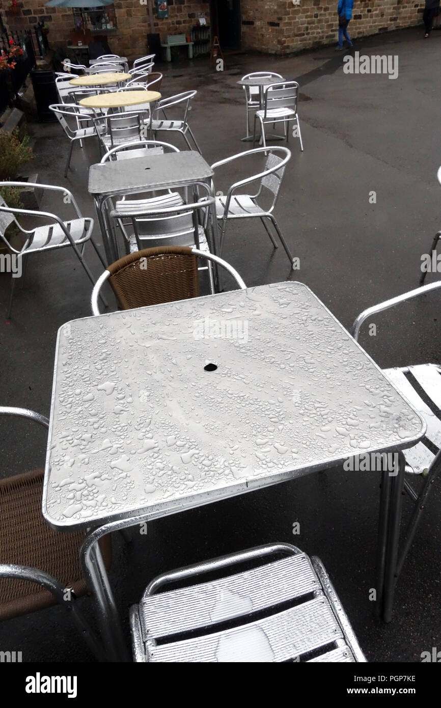 L'eau de pluie s'installer sur les globules de cafe tables métalliques à Yorkshire, Angleterre Centre d'Antiquités Banque D'Images