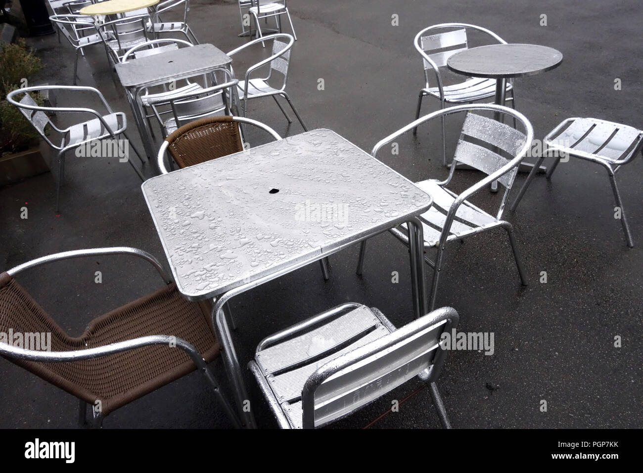 L'eau de pluie s'installer sur les globules de cafe tables métalliques à Yorkshire, Angleterre Centre d'Antiquités Banque D'Images