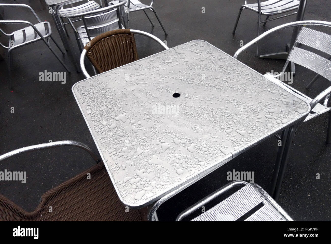 L'eau de pluie s'installer sur les globules de cafe tables métalliques à Yorkshire, Angleterre Centre d'Antiquités Banque D'Images