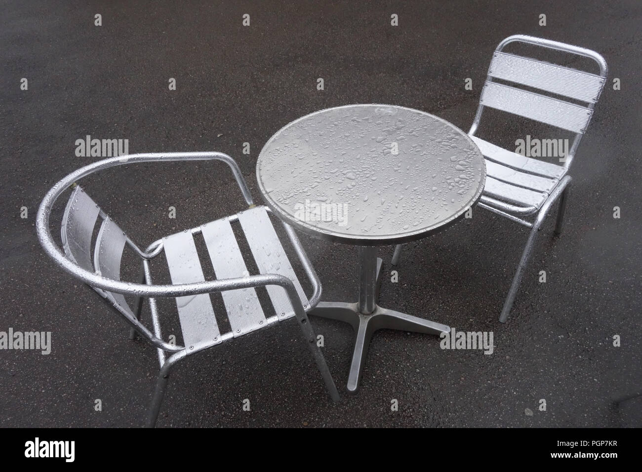 L'eau de pluie s'installer sur les globules de cafe tables métalliques à Yorkshire, Angleterre Centre d'Antiquités Banque D'Images