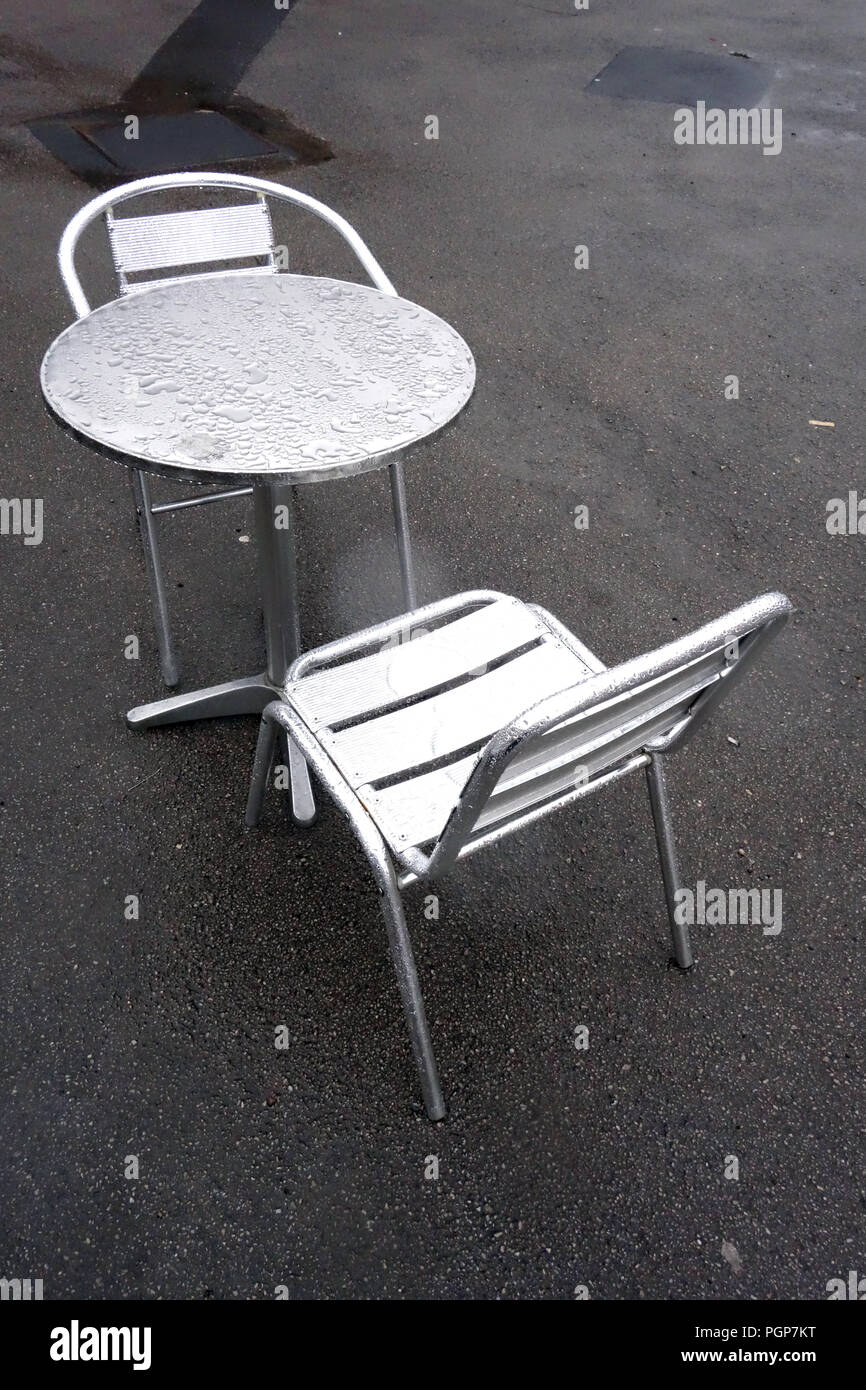 L'eau de pluie s'installer sur les globules de cafe tables métalliques à Yorkshire, Angleterre Centre d'Antiquités Banque D'Images