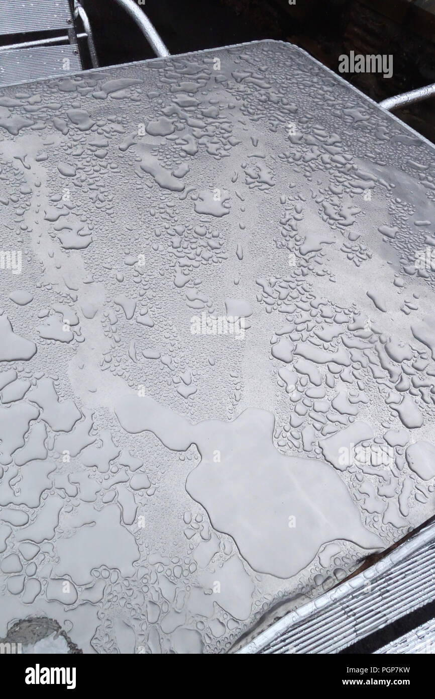L'eau de pluie s'installer sur les globules de cafe tables métalliques à Yorkshire, Angleterre Centre d'Antiquités Banque D'Images