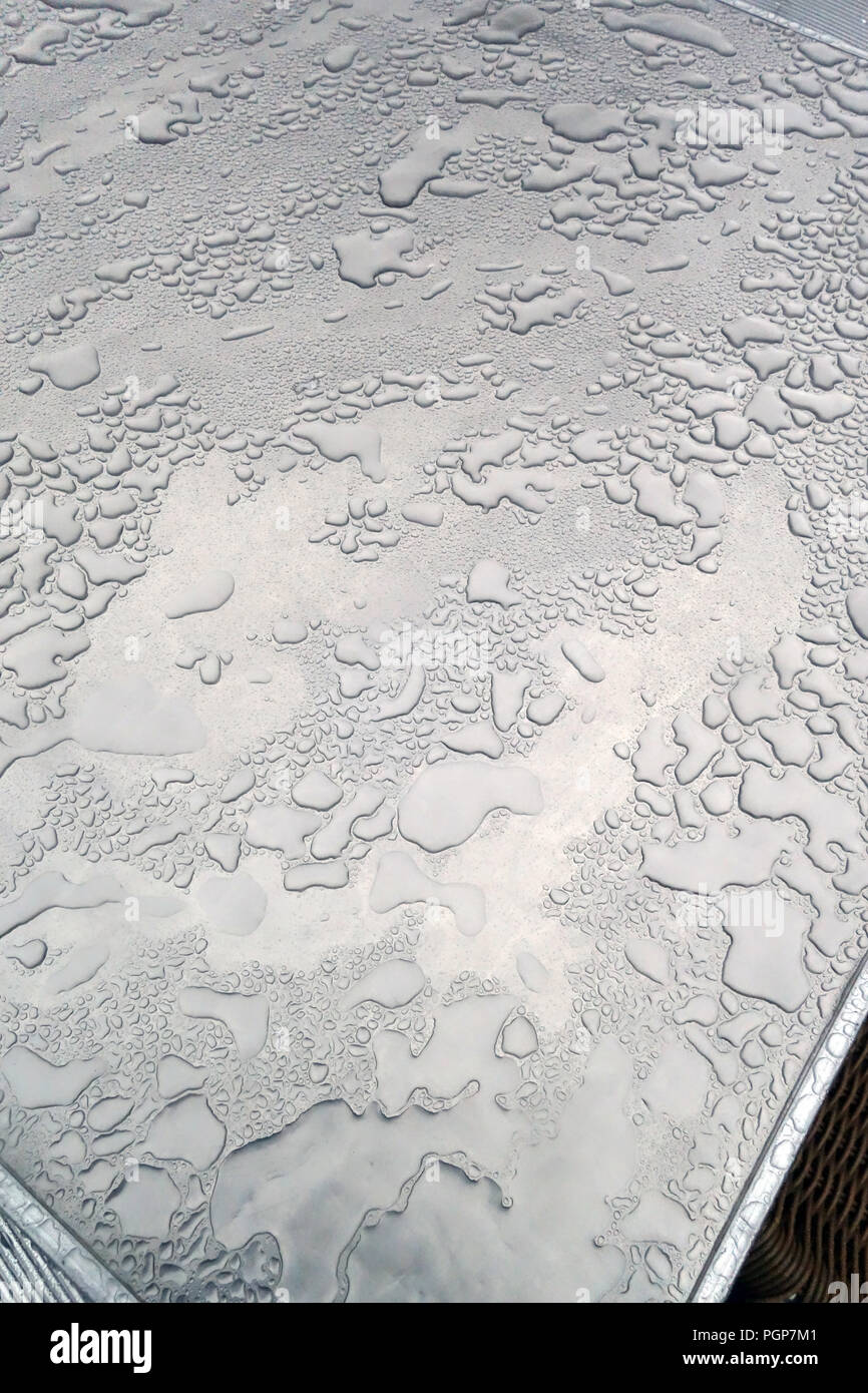 L'eau de pluie s'installer sur les globules de cafe tables métalliques à Yorkshire, Angleterre Centre d'Antiquités Banque D'Images