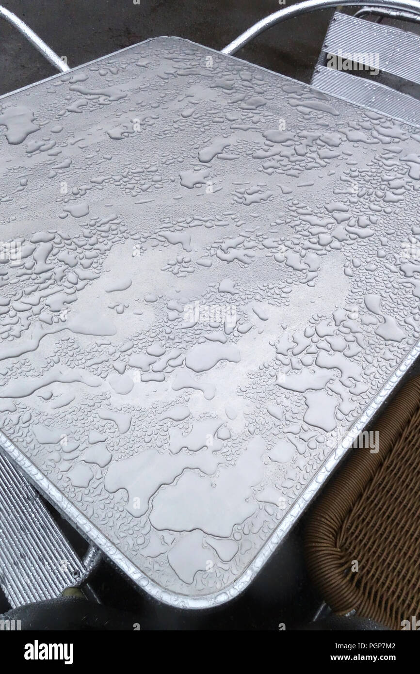 L'eau de pluie s'installer sur les globules de cafe tables métalliques à Yorkshire, Angleterre Centre d'Antiquités Banque D'Images