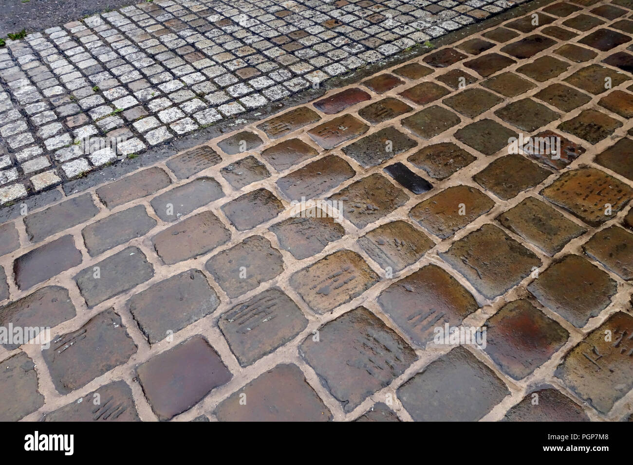 Granit Pierre marbre pavés sous la pluie. Cailloux humides pierres dans Yorkshire, Angleterre Banque D'Images