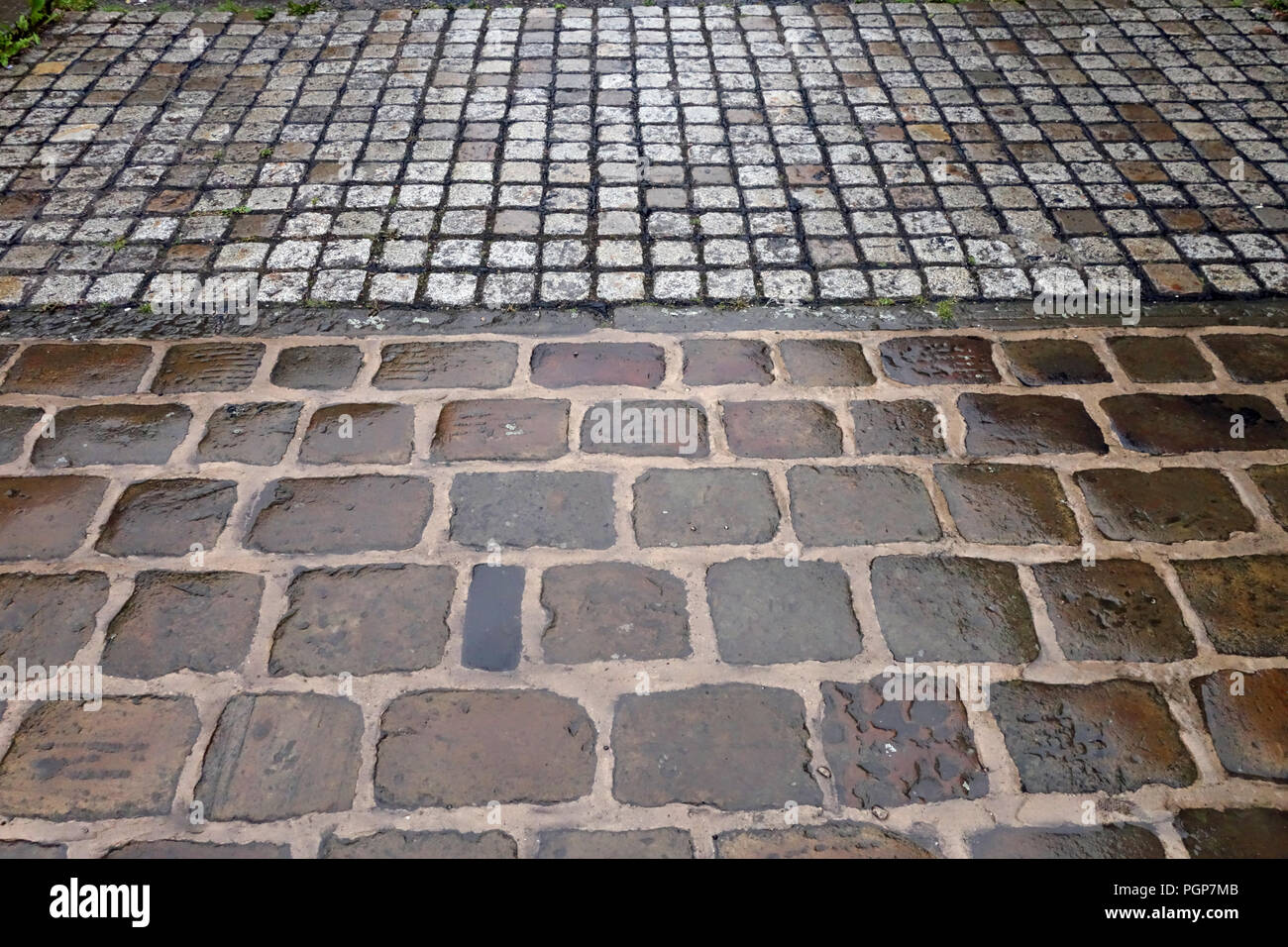 Granit Pierre marbre pavés sous la pluie. Cailloux humides pierres dans Yorkshire, Angleterre Banque D'Images