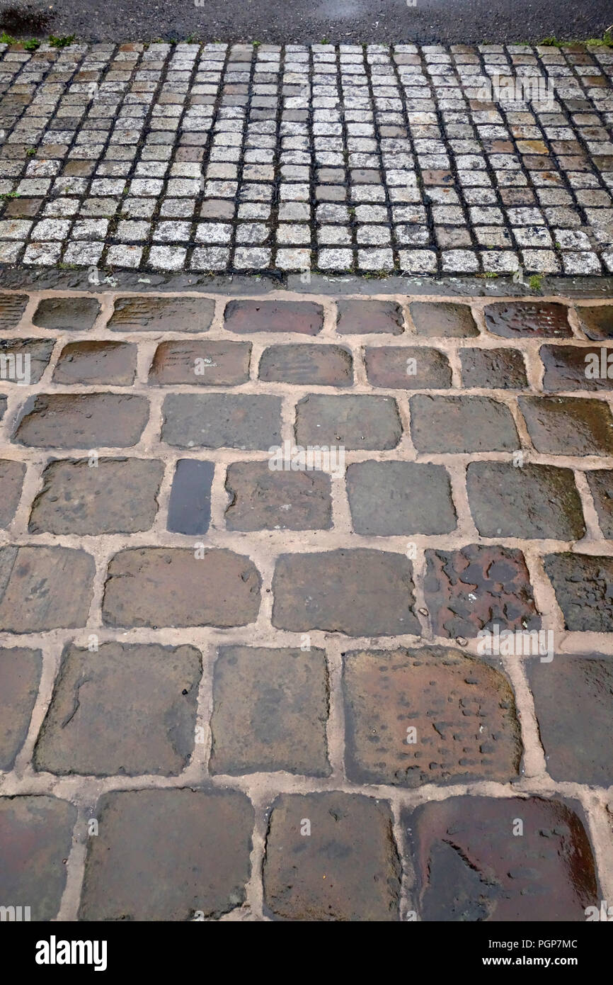 Granit Pierre marbre pavés sous la pluie. Cailloux humides pierres dans Yorkshire, Angleterre Banque D'Images