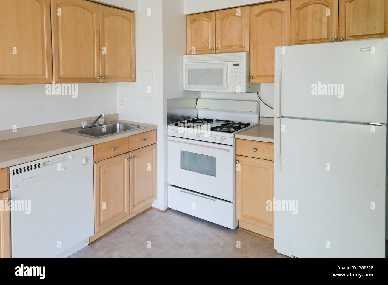 Petite cuisine modulaire dans un logement en copropriété (vide cuisine) - USA Banque D'Images