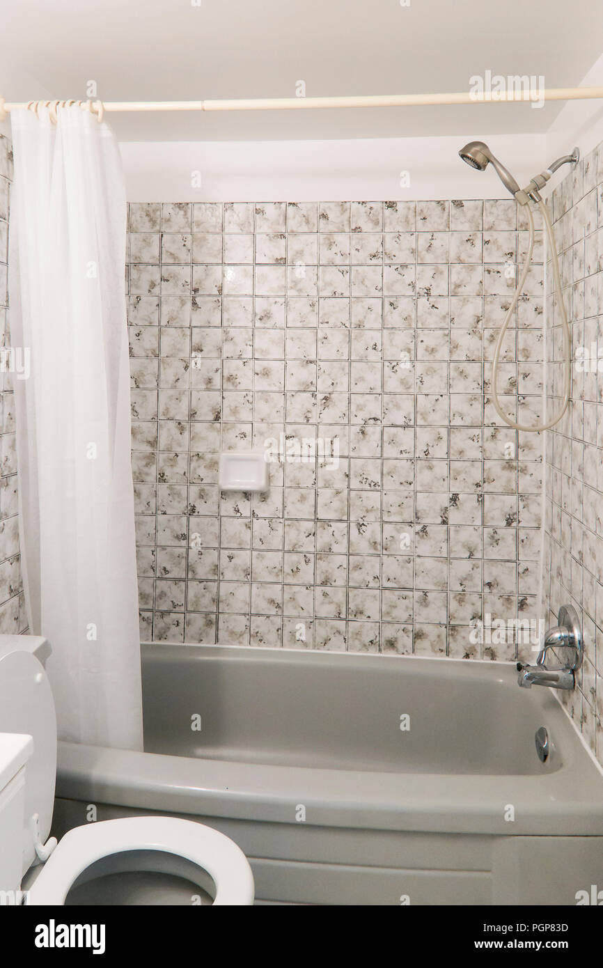 Petite douche et baignoire dans un immeuble en copropriété - USA Banque D'Images