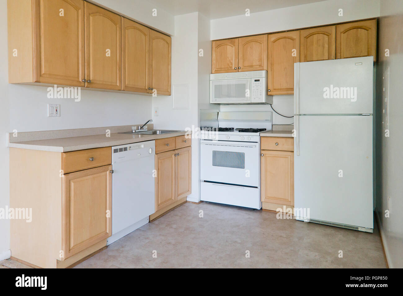 Petite cuisine modulaire dans un logement en copropriété (vide cuisine) - USA Banque D'Images