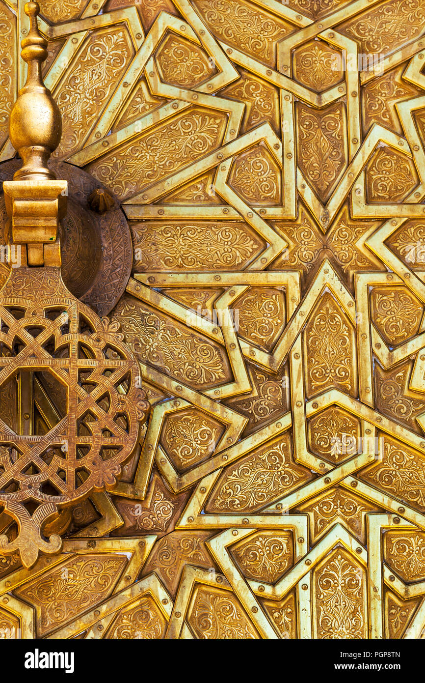 Maroc close up detail de portes en laiton extérieurs au palais royal de Fès. Se concentrer sur un lourd marteau et trois dessins sur la surface de la porte Banque D'Images