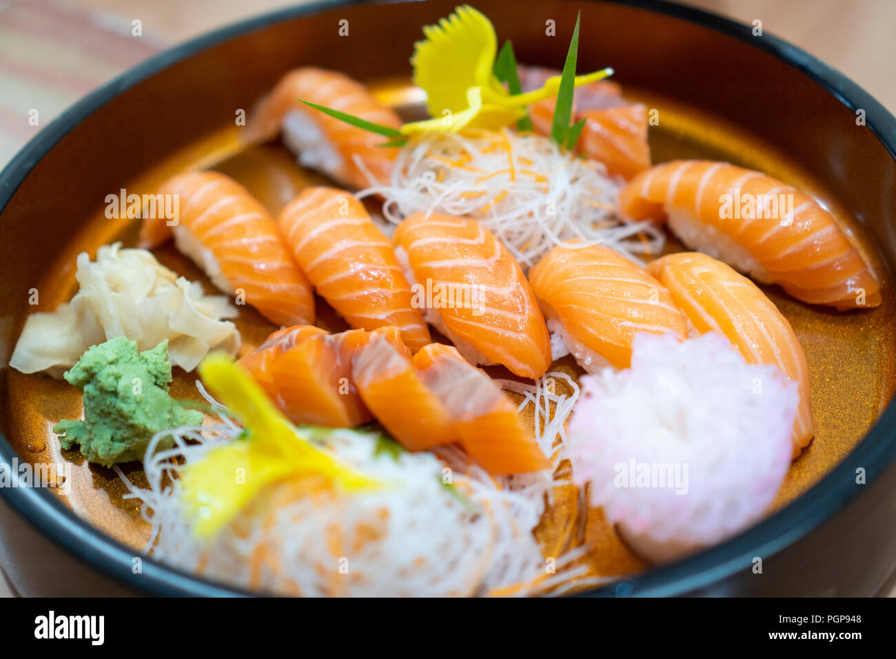 Jeu de saumon sashimi, poisson cru, nourriture japonaise.(Selective focus) Banque D'Images