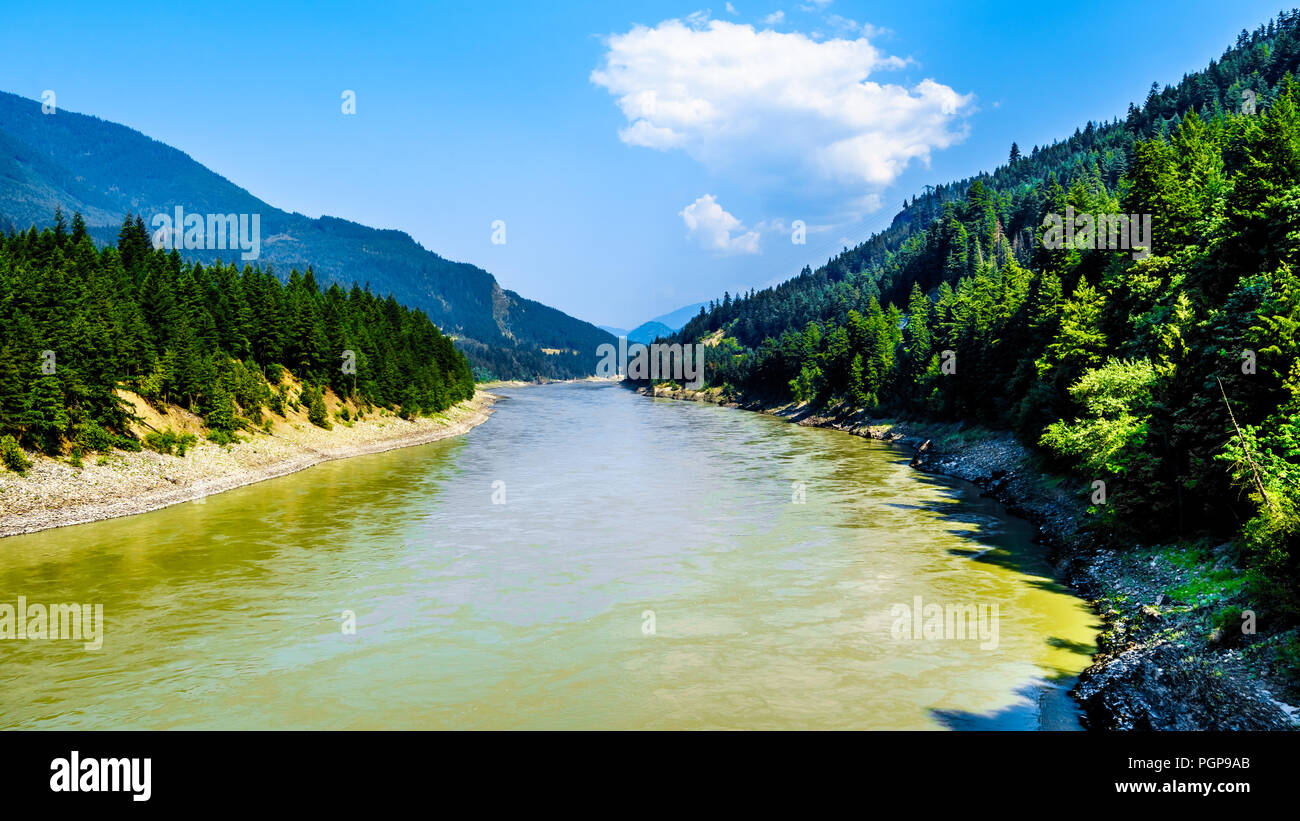 La rivière Fraser en direction nord depuis la Cog Harrington pont entre les villes de Boston Bar et North Bend dans le canyon du Fraser en Colombie-Britannique, Banque D'Images