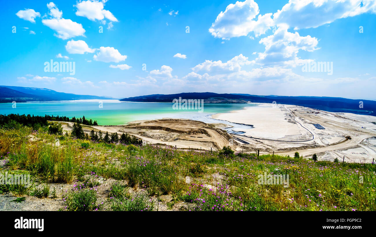 Un grand bassin de résidus le long de la route entre Highland Valley Ashcroft et de Logan Lake Highland la mine de cuivre en Colombie-Britannique, Canada Banque D'Images