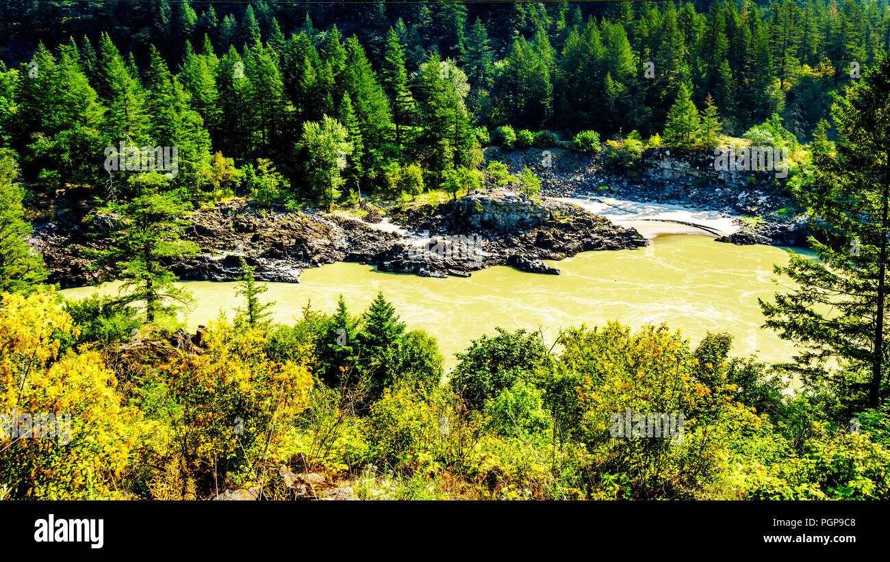 Les eaux tumultueuses du fleuve Fraser à travers le Canyon du Fraser près de la ville de Yale en Colombie-Britannique, Canada Banque D'Images