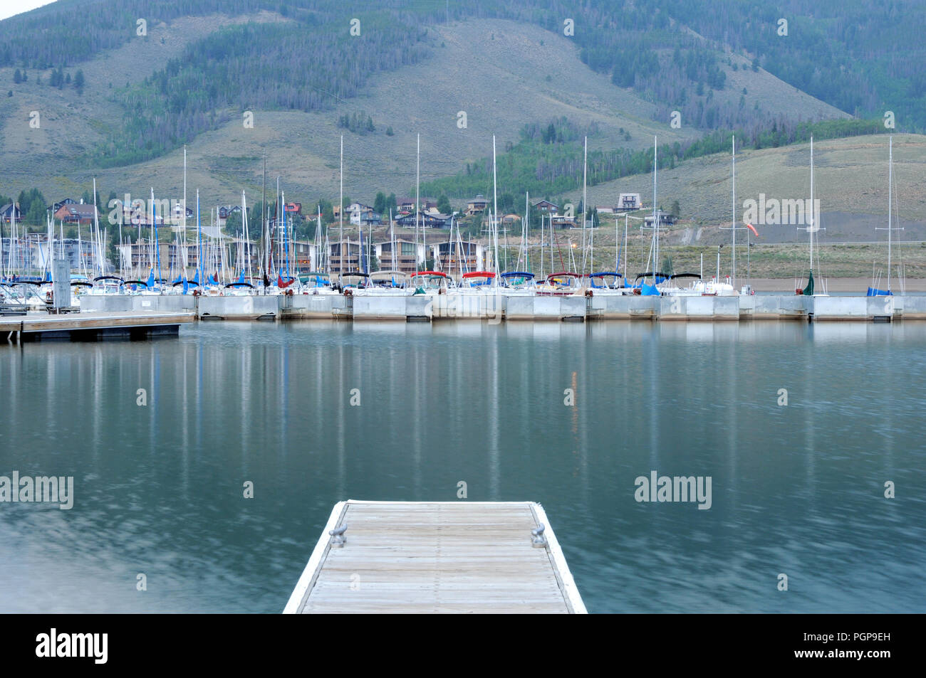 Voiliers reflètent dans l'eau à un lac de montagne marina Banque D'Images