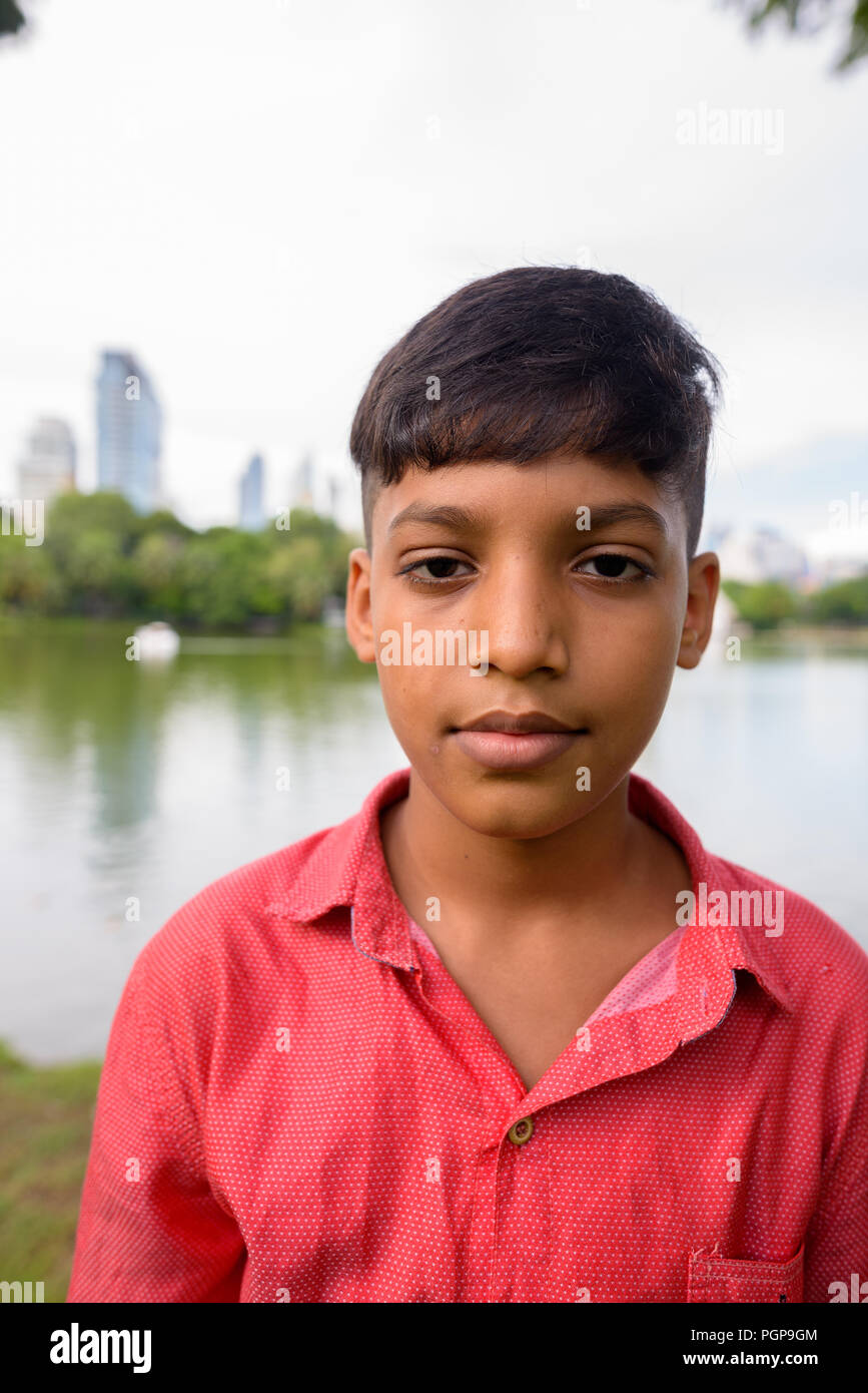 Portrait de jeune garçon indien au parc de détente Banque D'Images