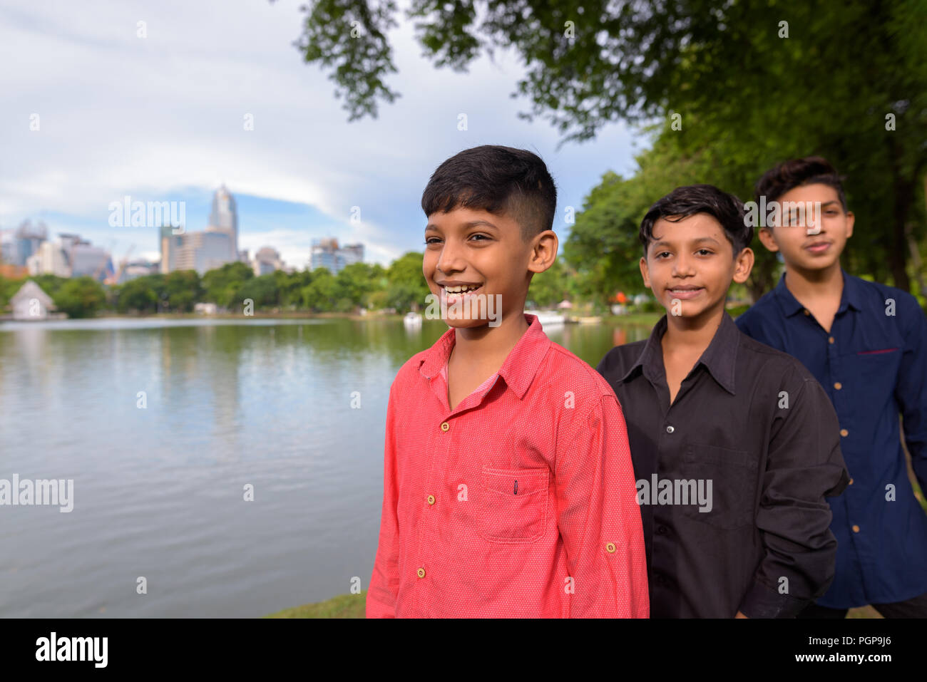 Portrait of Indian family relaxing together at the park Banque D'Images