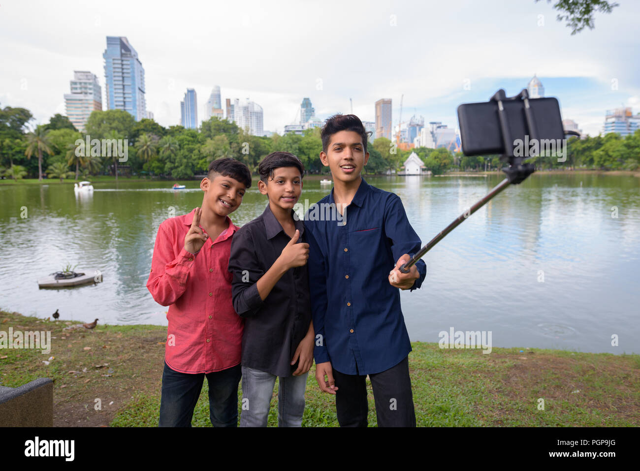 Portrait of Indian family relaxing together at the park Banque D'Images