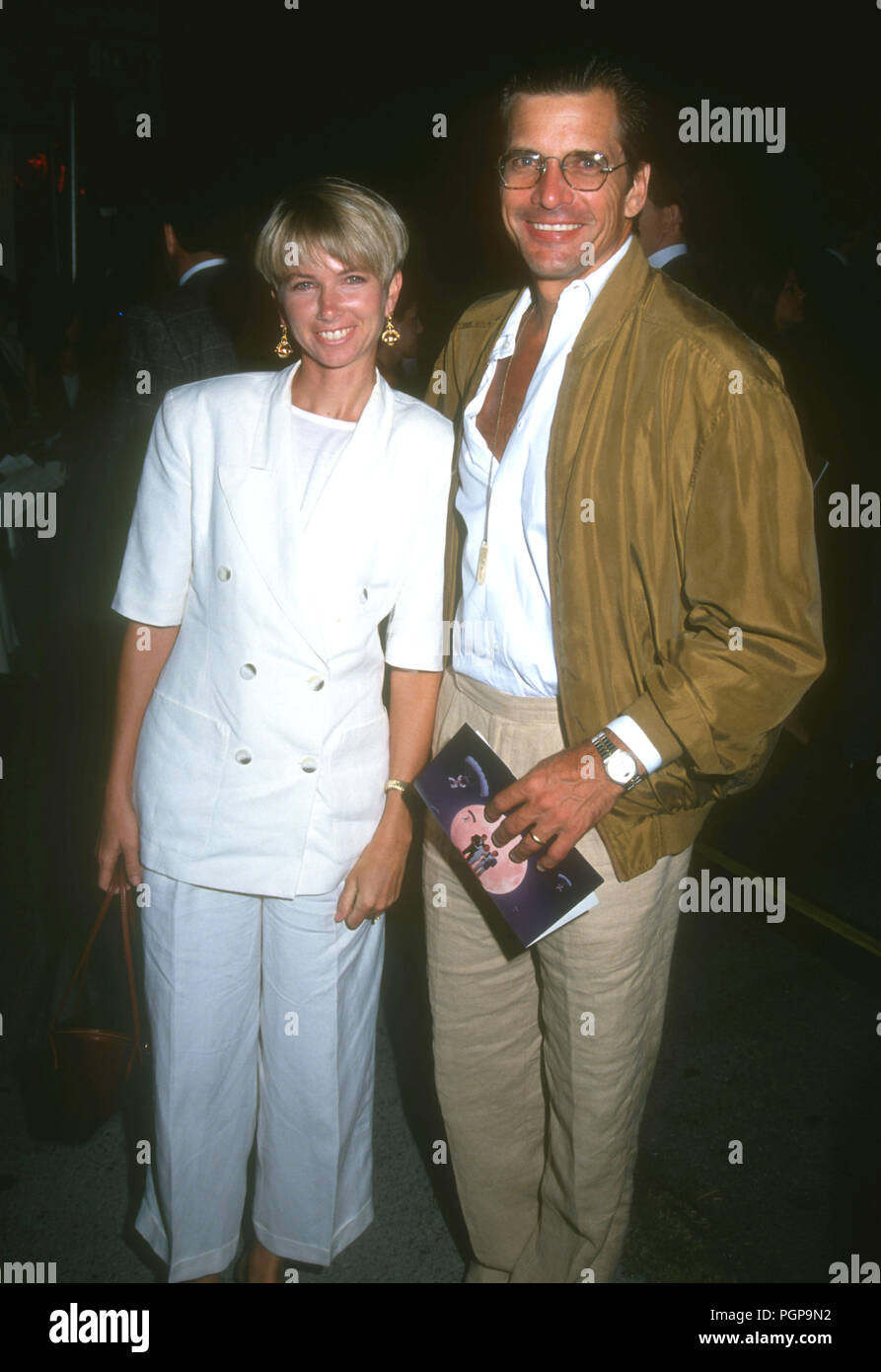 HOLLYWOOD, CA - 25 août : (L-R), actrice Toni Hudson et mari l'acteur Dirk  Benedict assister à la première de "lune de miel à Vegas" le 25 août 1992  lors du Mann's