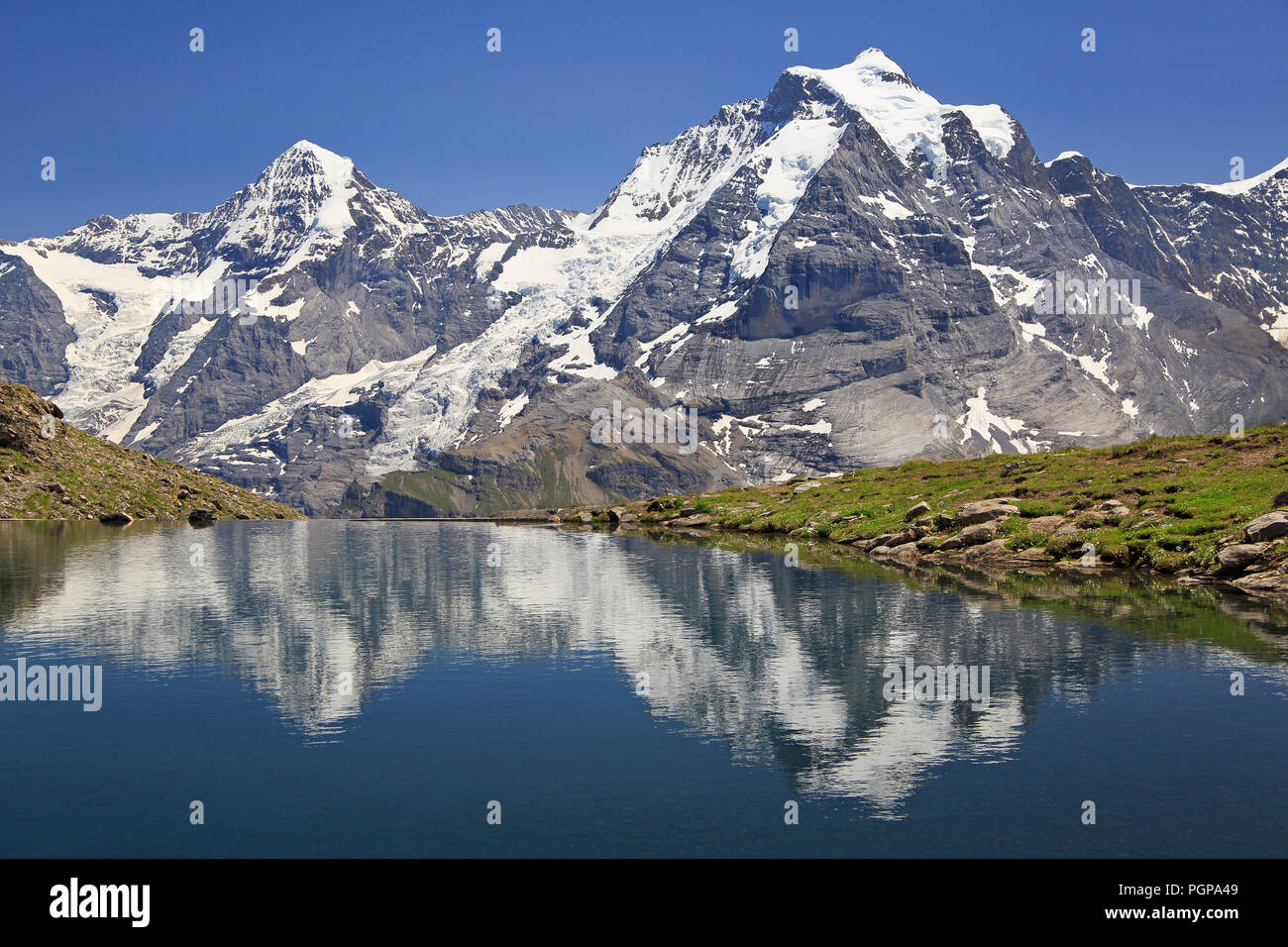 L'été dans les Alpes Suisses, Murren, donnant sur le Mönch et Jungfrau reflète dans Grauseewli Lake, Canton de Berne, Suisse, Europe Banque D'Images