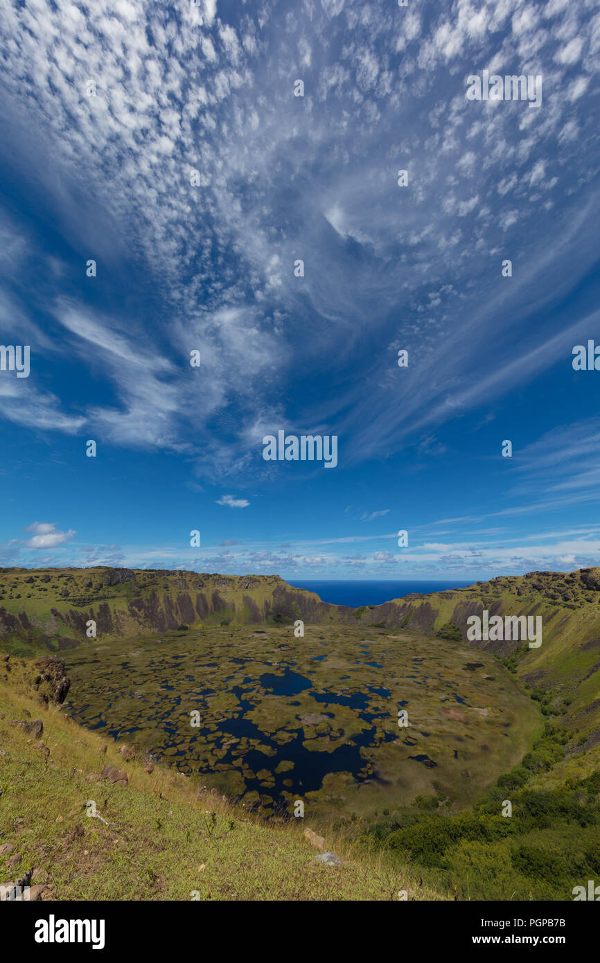 Le cratère volcanique inondé, à l'extrémité sud de l'île de Pâques (Rapa nui) Banque D'Images
