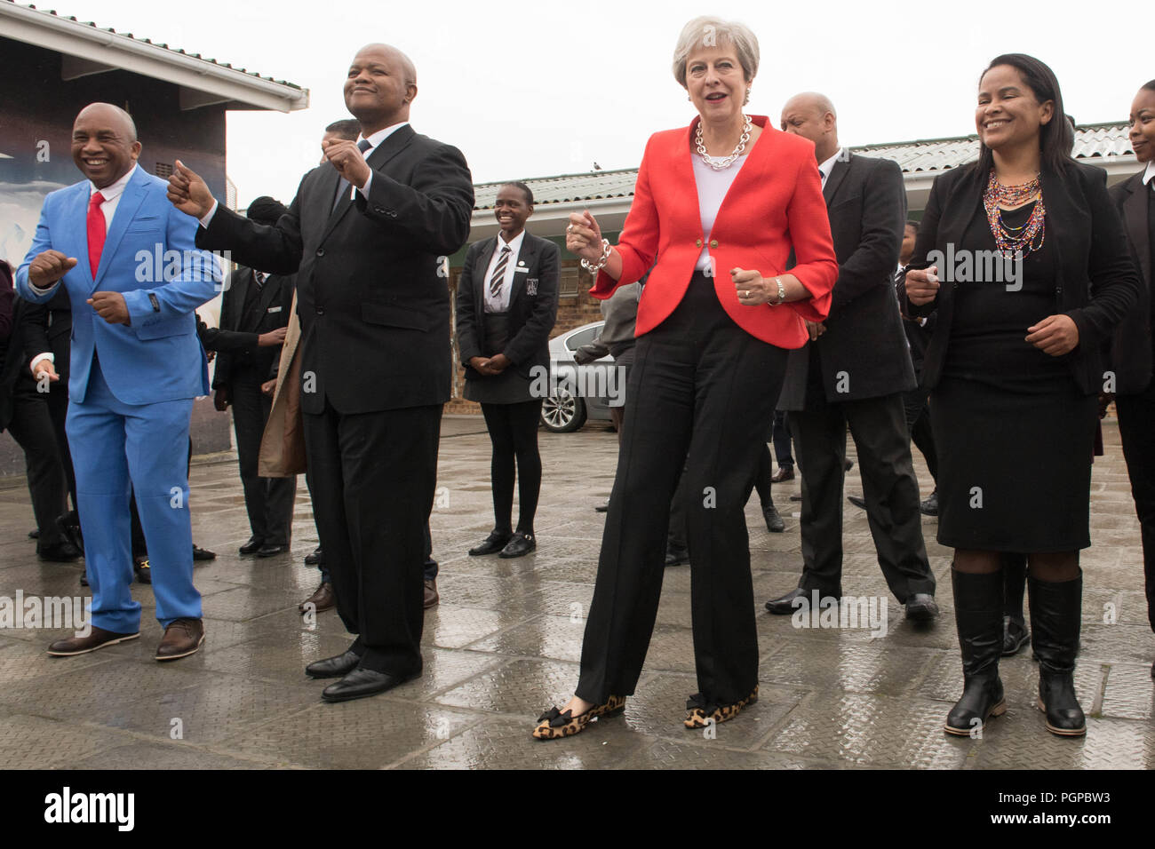 Premier ministre Theresa peut danser avec les élèves et le personnel à l'I.D. Mkize Secondary School à Cape Town, qui est jumelée avec l'école secondaire de Whitby, dans le Yorkshire. Les deux écoles font partie d'un British Council l'action d'échange appelé "Classe Connecté'. Le premier ministre est le premier jour de son voyage en Afrique du Sud, le Nigeria et le Kenya dans le cadre d'une mission commerciale visant à soutenir l'UK's post-Brexit fortunes. Banque D'Images