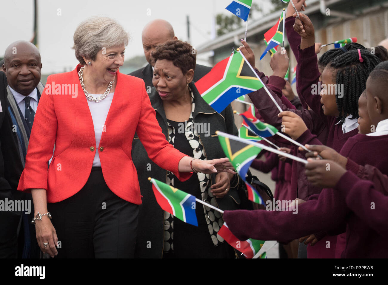 Premier ministre Theresa mai rencontre les élèves et le personnel de l'I.D. Mkize Secondary School à Cape Town, qui est jumelée avec l'école secondaire de Whitby, dans le Yorkshire. Les deux écoles font partie d'un British Council l'action d'échange appelé "Classe Connecté'. Le premier ministre est le premier jour de son voyage en Afrique du Sud, le Nigeria et le Kenya dans le cadre d'une mission commerciale visant à soutenir l'UK's post-Brexit fortunes. Banque D'Images