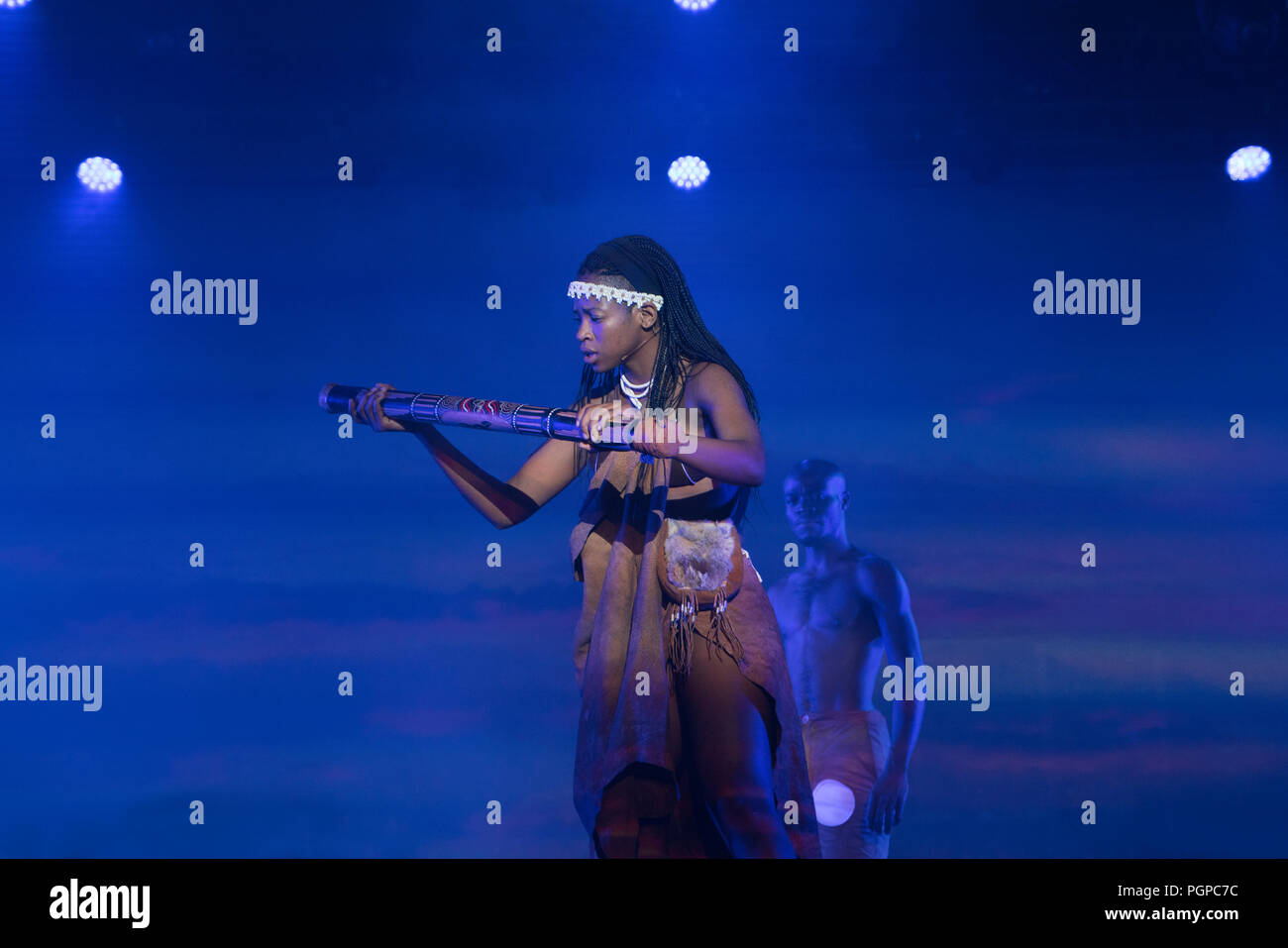 L'Mophato Dance Theatre's " !" sur Broadway a raconté l'histoire d'une femme qui a amené la pluie à sa patrie aride. Banque D'Images