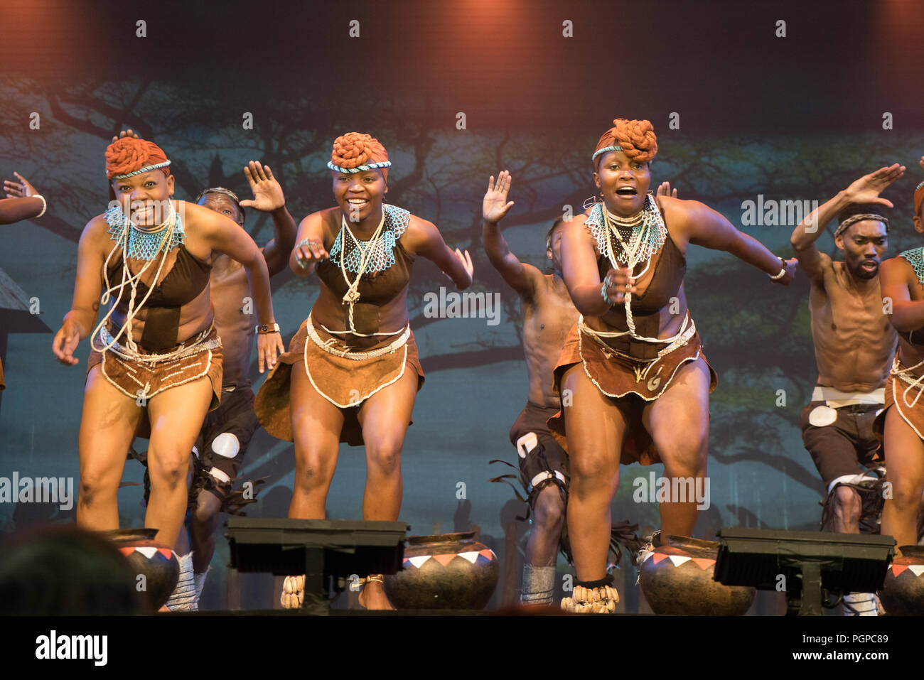 L'Mophato Dance Theatre a présenté une production intitulée " !" à Broadway, racontant l'histoire d'une communauté arides priant pour la pluie. Banque D'Images