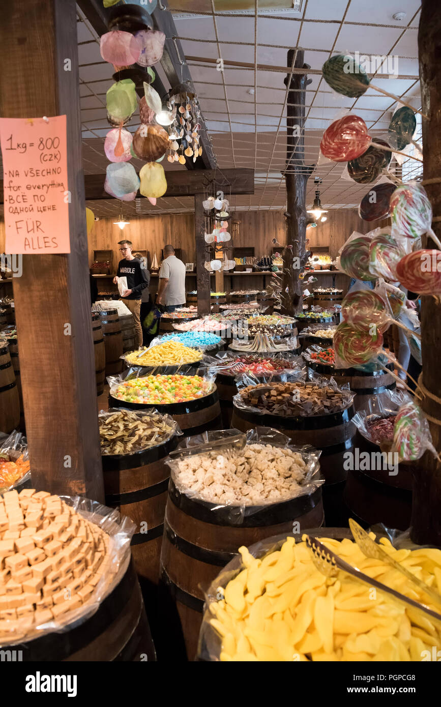 Le célèbre magasin de bonbons's dans le centre de Prague, République tchèque. Banque D'Images