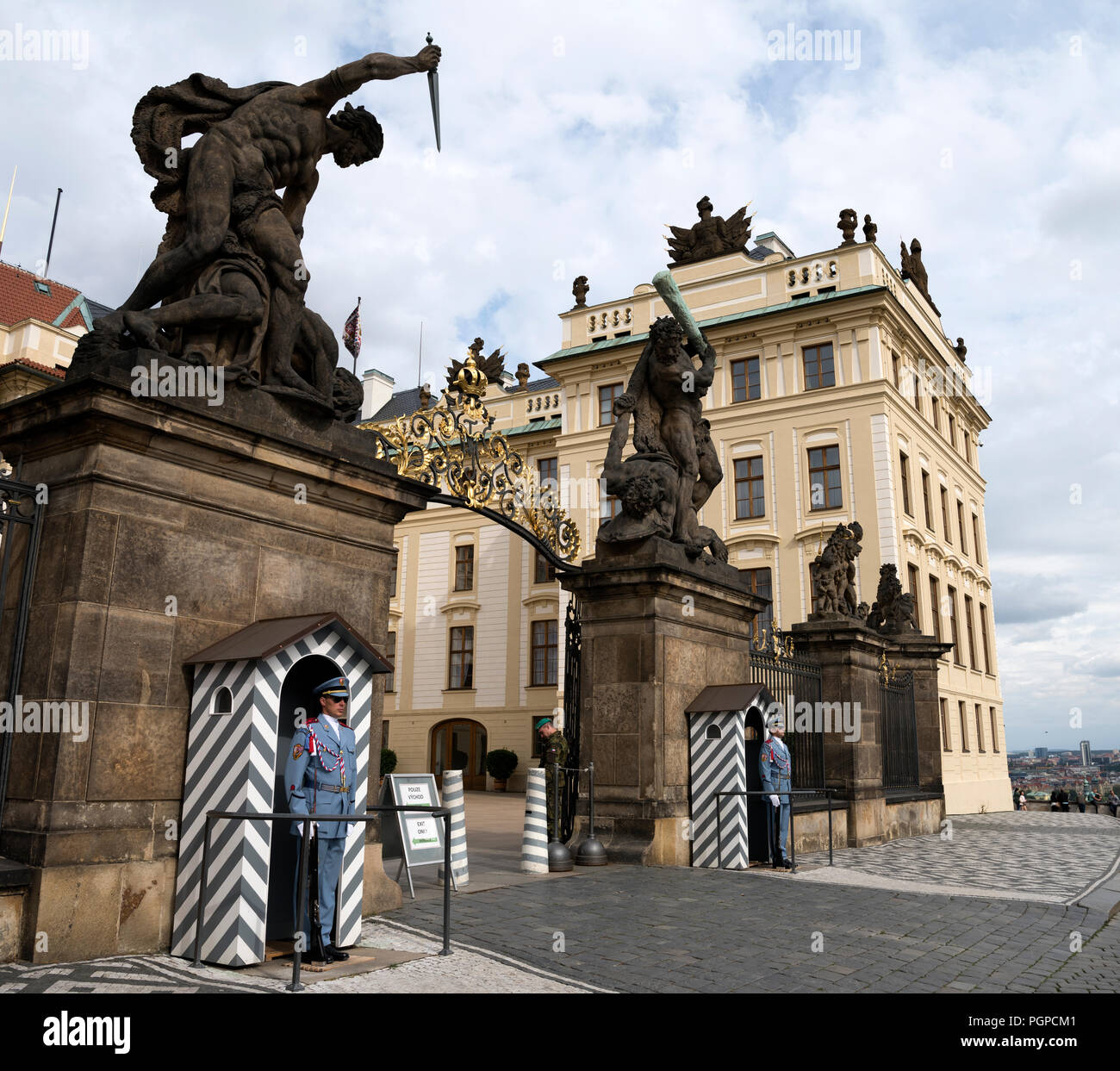 Les gardes du château de Prague à l'entrée dans leurs guérites, Prague, République tchèque. Banque D'Images