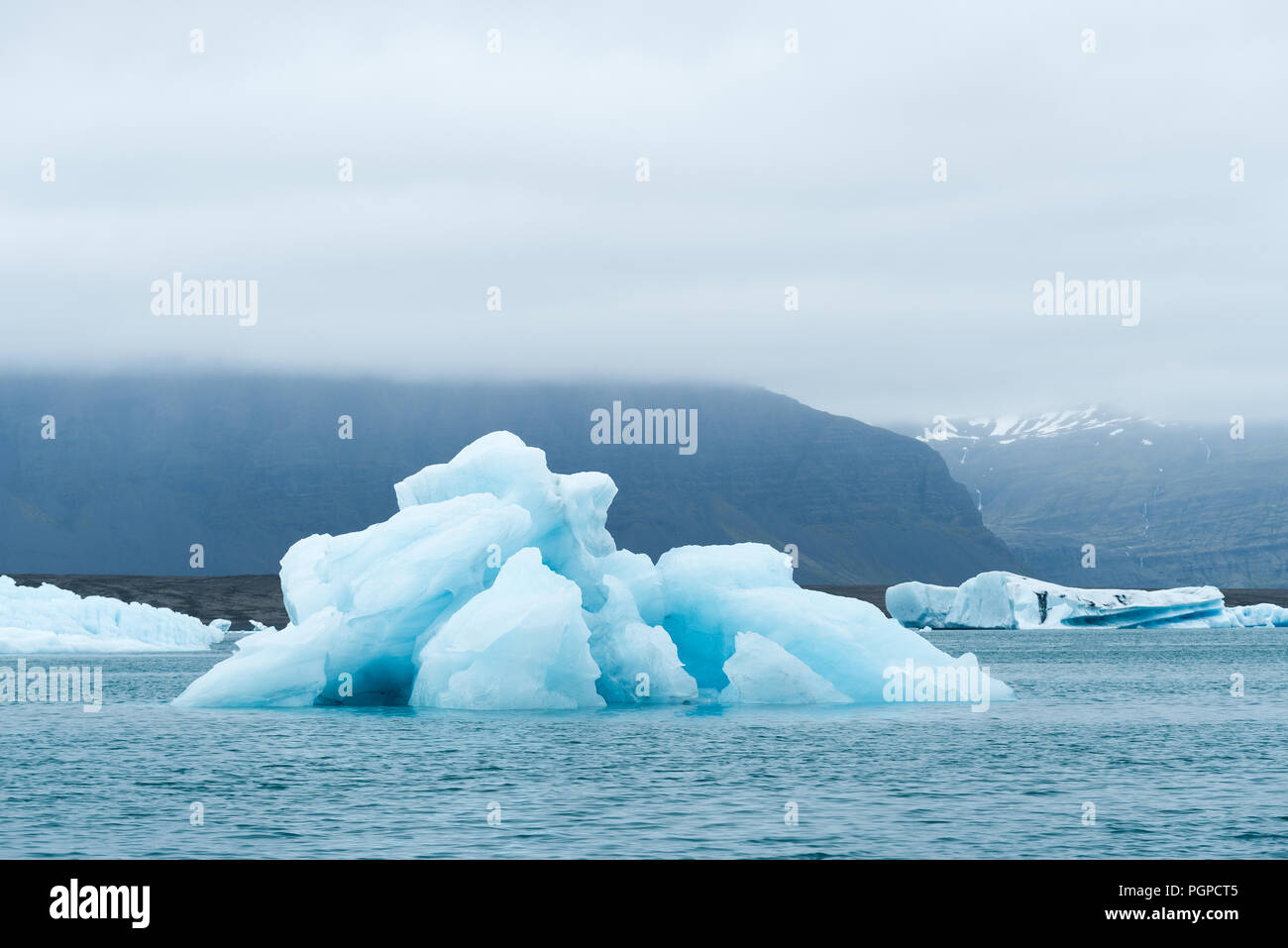 Paysage de l'Islande. Iceberg in Jokulsarlon glacial lagoon, près du glacier Vatnajokull. Attraction touristique Banque D'Images
