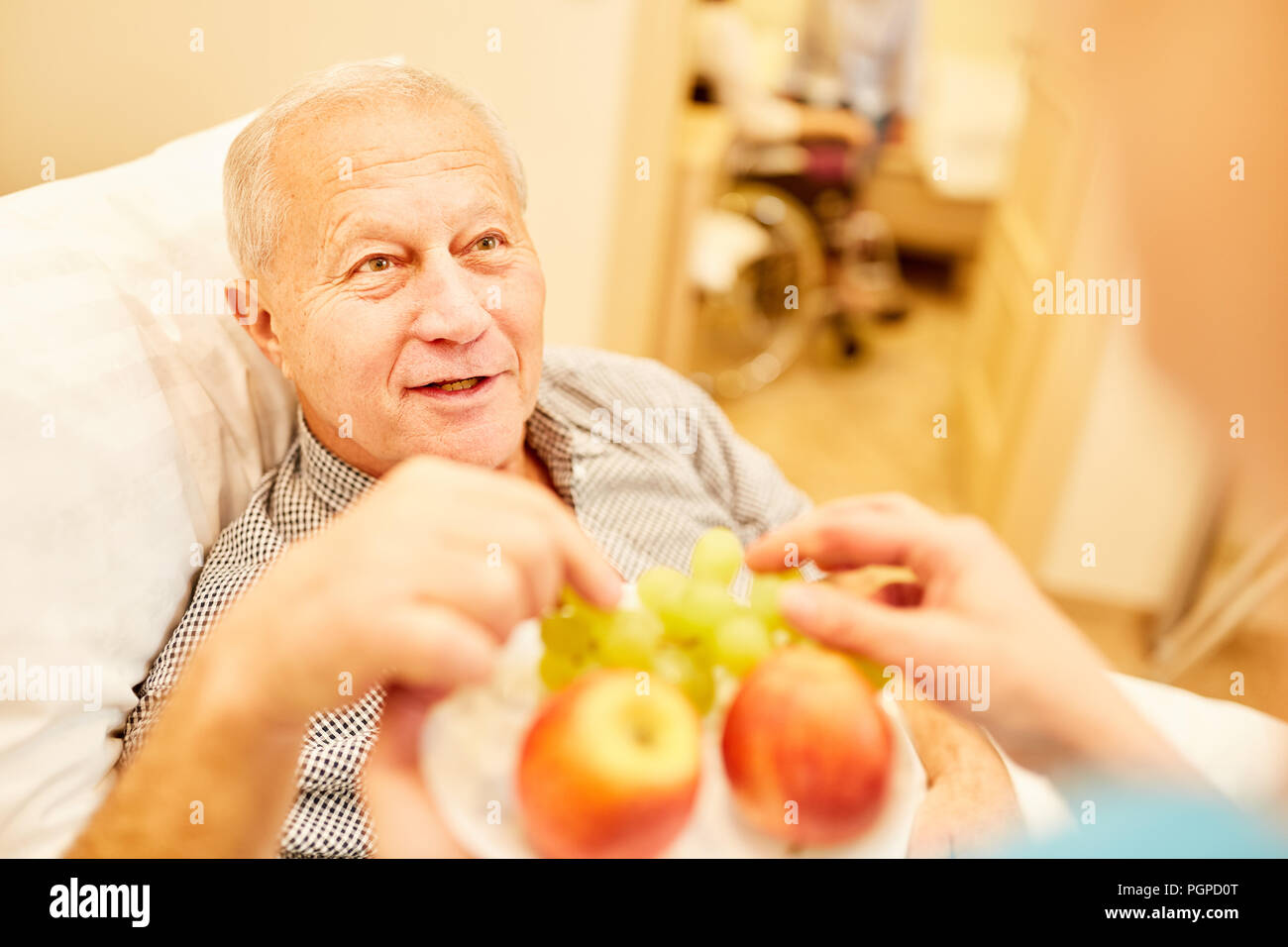 Hauts de fruits frais est aide-soignante dans une maison de retraite ou à la maison Banque D'Images