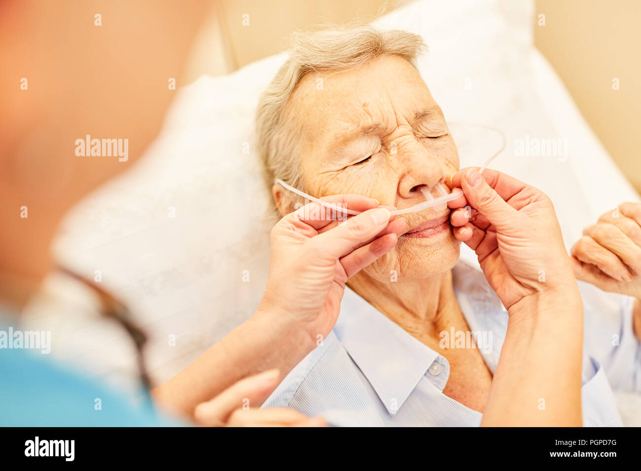 En tant que Senior patient avec canule nasale lors d'une thérapie de l'oxygène à l'hôpital Banque D'Images