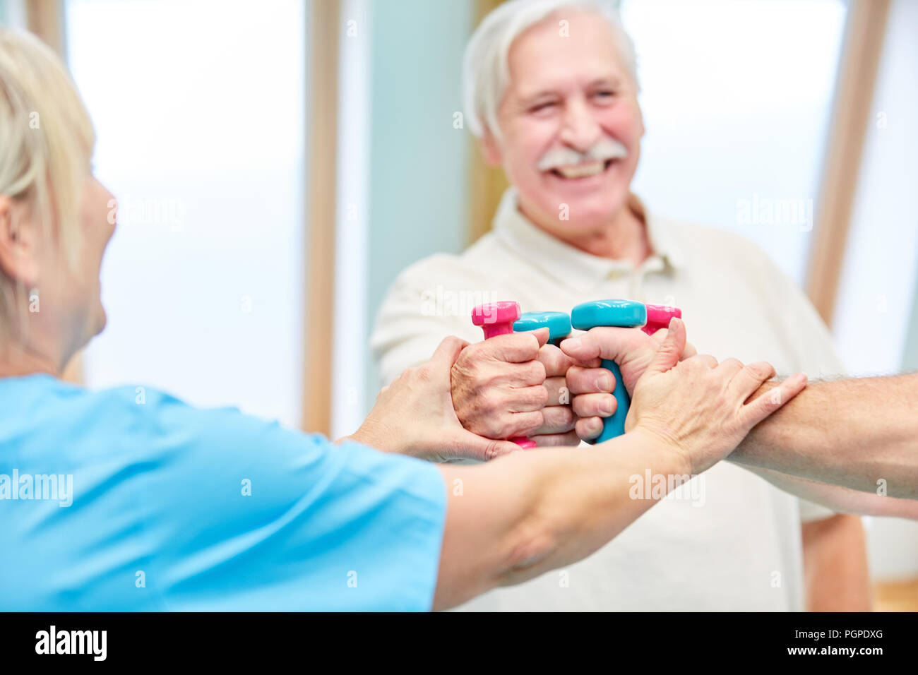 Les personnes âgées n'haltère la formation comme rehab sport pour force et forme physique Banque D'Images