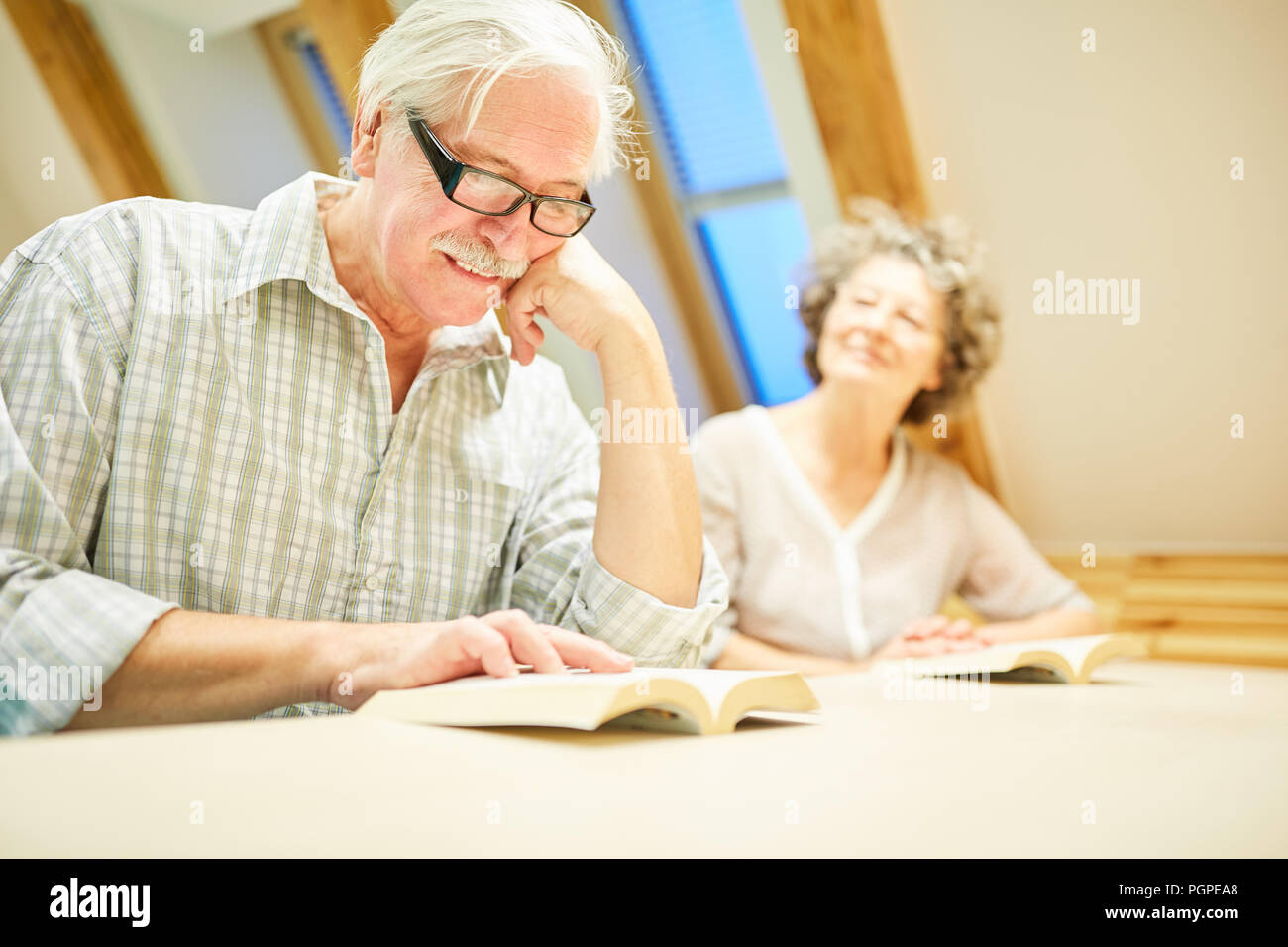 Man heureusement lit un livre pour l'éducation ou de divertissement Banque D'Images