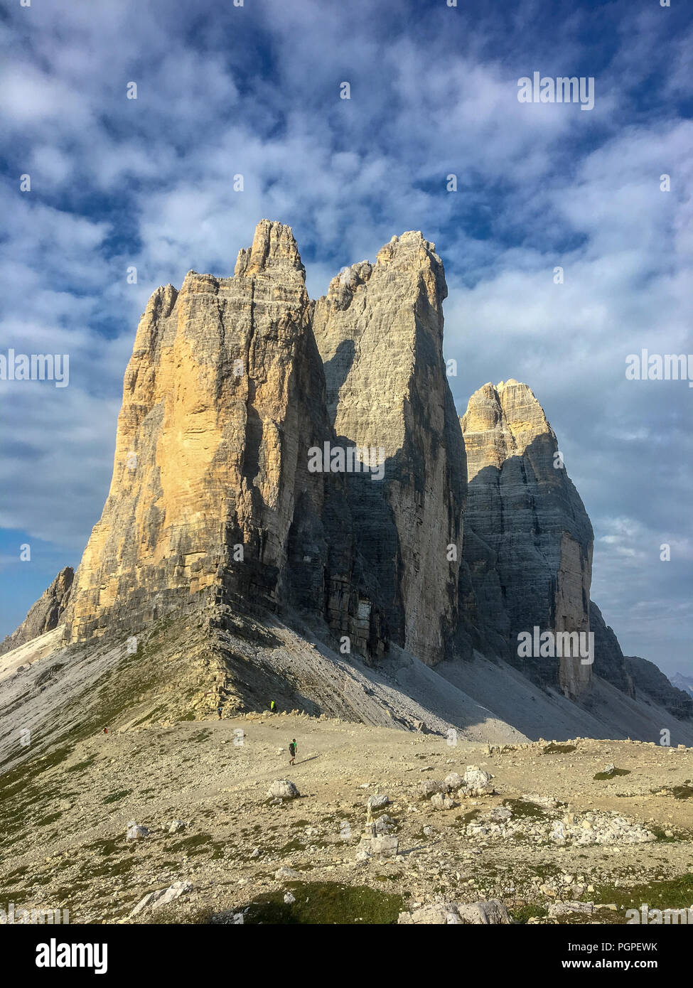 Le sommet extraordinaire sur les dolomites appelé Tre Cime di Lavaredo, dans le nord de l'Italie Banque D'Images