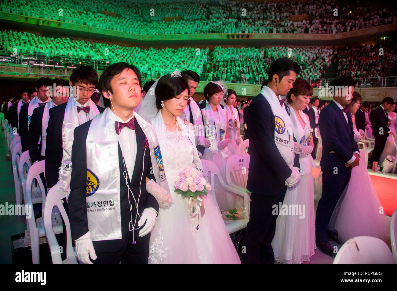 Séoul, Corée du Sud. 27 août 2018. Cérémonie de mariage de masse de l'Eglise de l'Unification, Aug 27, 2018 : Des couples du Japon prier au cours d'une cérémonie de mariage de l'Eglise de l'Unification au monde la paix CheongShim Centre à Gapyeong, environ 60 km (37 milles) au nord-est de Séoul, Corée du Sud. Quatre mille senior des couples de partout dans le monde ont participé à la messe de mariage Lundi, qui a été organisée par Hak Ja Han Moon, épouse de feu le Révérend Sun Myung Moon. Credit : AFLO Co.,Ltd/Alamy Live News Banque D'Images