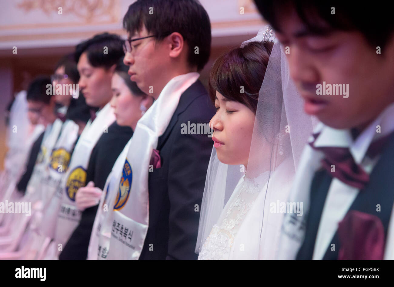 Séoul, Corée du Sud. 27 août 2018. Cérémonie de mariage de masse de l'Eglise de l'Unification, Aug 27, 2018 : Des couples du Japon prier au cours d'une cérémonie de mariage de l'Eglise de l'Unification au monde la paix CheongShim Centre à Gapyeong, environ 60 km (37 milles) au nord-est de Séoul, Corée du Sud. Quatre mille senior des couples de partout dans le monde ont participé à la messe de mariage Lundi, qui a été organisée par Hak Ja Han Moon, épouse de feu le Révérend Sun Myung Moon. Credit : AFLO Co.,Ltd/Alamy Live News Banque D'Images