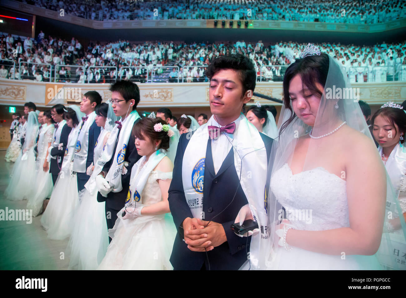 Séoul, Corée du Sud. 27 août 2018. Cérémonie de mariage de masse de l'Eglise de l'Unification, Aug 27, 2018 : Des couples du Japon prier au cours d'une cérémonie de mariage de l'Eglise de l'Unification au monde la paix CheongShim Centre à Gapyeong, environ 60 km (37 milles) au nord-est de Séoul, Corée du Sud. Quatre mille senior des couples de partout dans le monde ont participé à la messe de mariage Lundi, qui a été organisée par Hak Ja Han Moon, épouse de feu le Révérend Sun Myung Moon. Credit : AFLO Co.,Ltd/Alamy Live News Banque D'Images