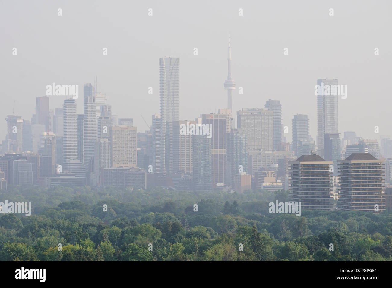 Toronto, Canada. 27 août 2018. La fin de l'été à Toronto Skyline avec de l'air chaud et humide ainsi que le smog haze causé par un feu de forêt dans le Nord de l'Ontario Crédit : CharlineXia/Alamy Live News Banque D'Images