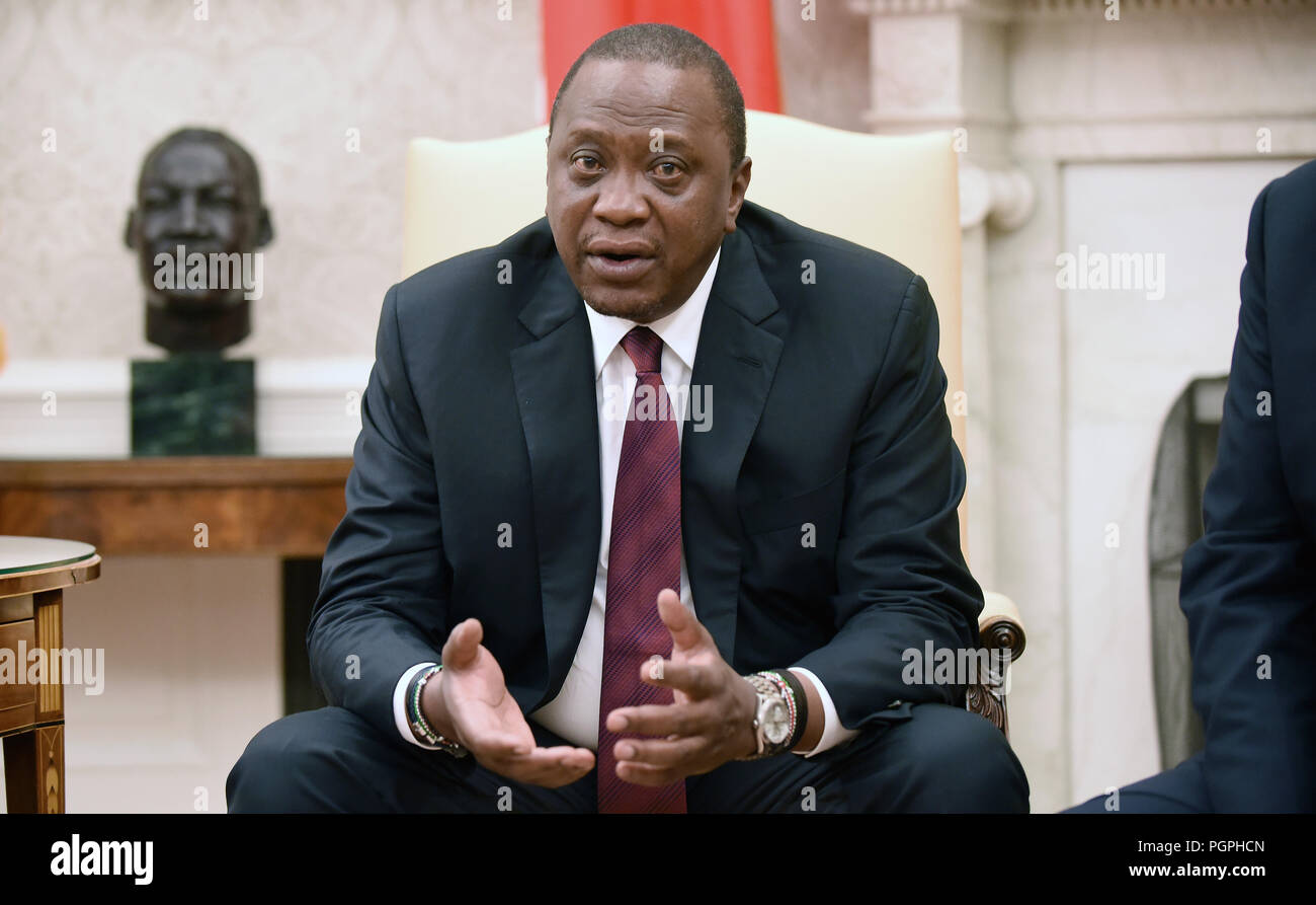 Le président Uhuru Kenyatta parle du Kenya lors d'une réunion bilatérale avec le Président des Etats-Unis, Donald Trump dans le bureau ovale de la Maison Blanche le 27 août 2018 à Washington, DC. Crédit : Olivier Douliery/CNP /MediaPunch Banque D'Images